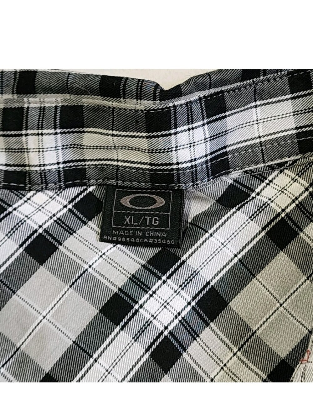 OAKLEY Plaid Shirt Men's XL Lightweight Gray Black EUC Button Up Long Sleeve - Picture 3 of 8